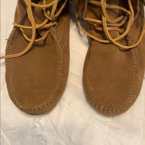 Minnetonka Shoes - Great condition lace up Minnetonka moccasins Minnetonka Shoes - Great condition lace up Minnetonka moccasins